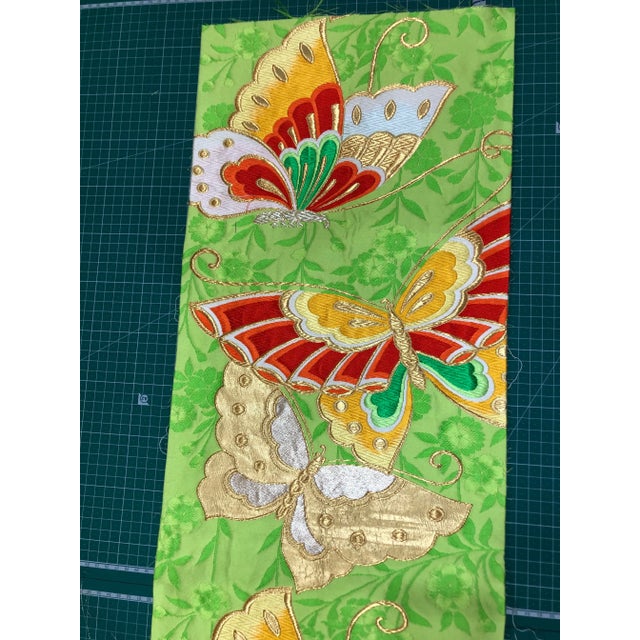 Butterfly beauty enters your home with this luxurious piece full of outstanding Vintage style. Detailed embroidery insects...