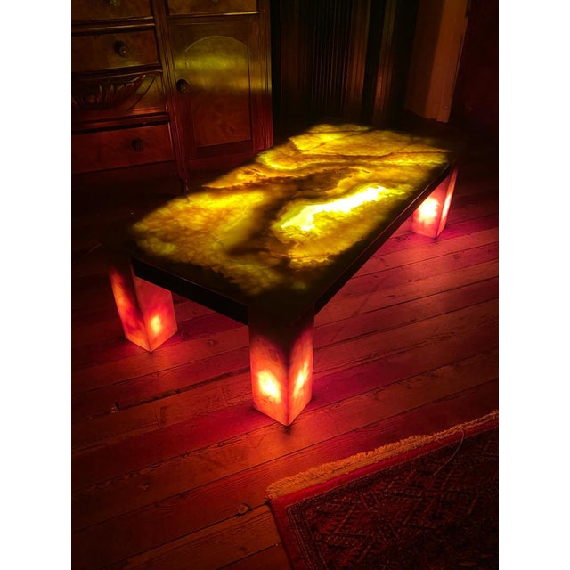 Stunning Illuminated Onyx Coffee Table – Vintage Italian Design A magnificent coffee table made of solid onyx, likely...