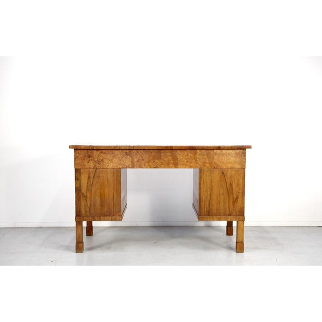 Italian Art Deco Walnut Burl Desk, 1930s, in Very Good conditions. Designed 1960 to 1969