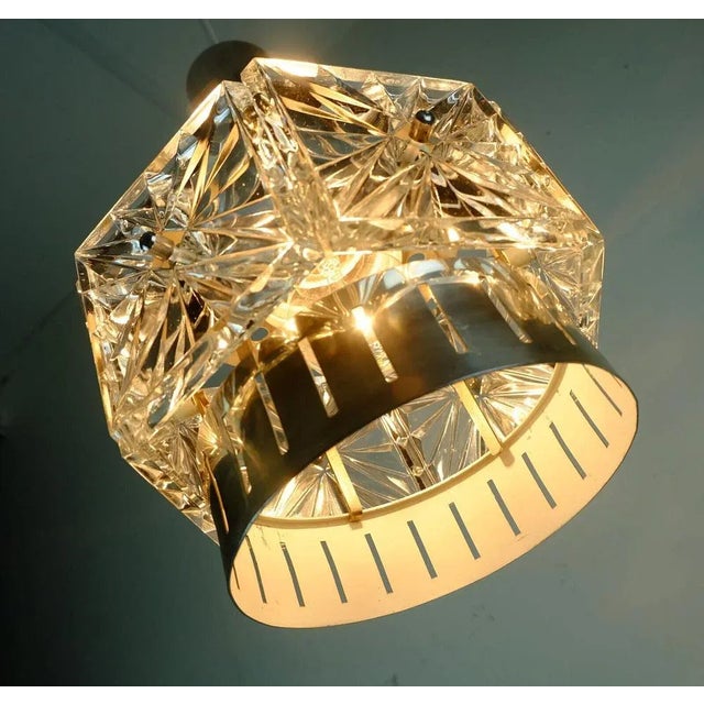 Elegante Hängeleuchte aus den 1960er Jahren. Die Lampe ist aus Metall und Kristallglas. Der Schirm besteht aus 6...