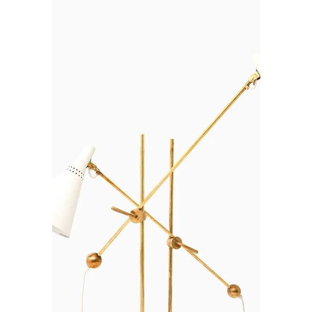Floor Lamps in White Lacquered Metal and Brass attributed to Tapio Wirkkala, 1950s, Set of 2 For Sale - Image 6 of 9