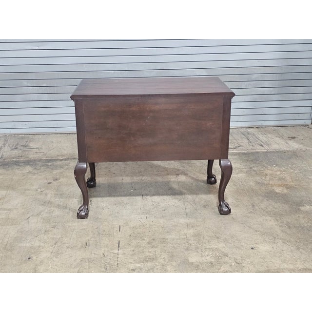Wood Late 20th Century Kittinger Cw-19 Colonial Williamsburg Chippendale Mahogany Lowboy Claw & Ball For Sale - Image 7 of 9
