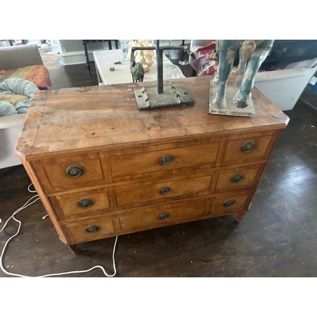 Louis XVI chest in Walnut circa 1780. Beautiful patina and in excellent condition.