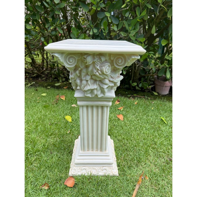 Late 20th Century Vintage 28” Faux Alabaster Corinthian Cherub Pedestal For Sale - Image 5 of 9