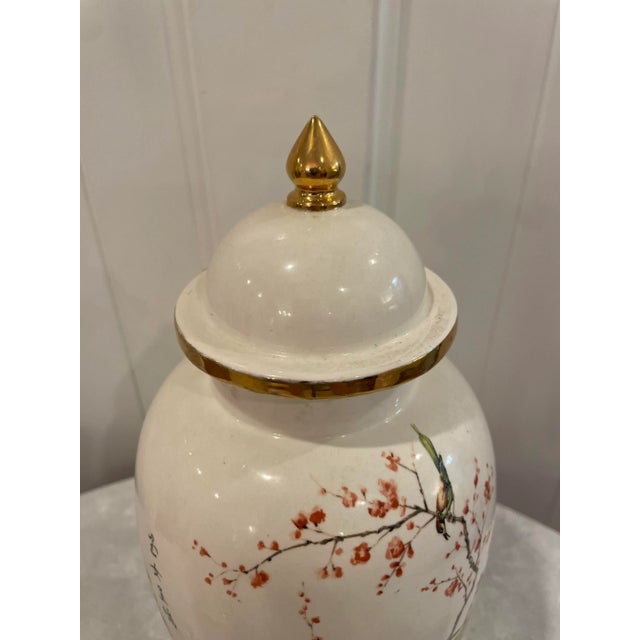 Pair of Vintage Mid Century Chinoiserie Japanese Geisha Floral Gold Ginger Jar Vase Famille Rose Style For Sale In Nashville - Image 6 of 8