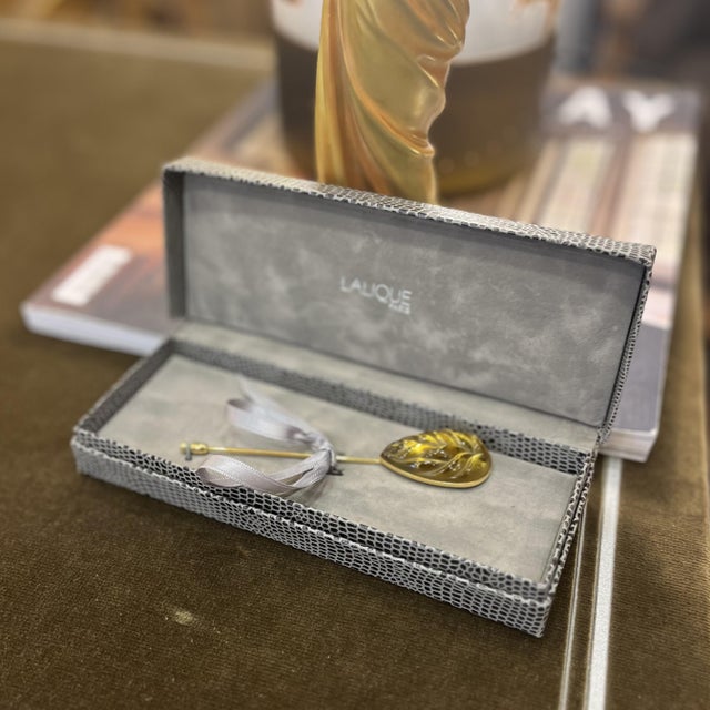 Glass and Gold-Plated Heliconia Leaf Pin from Lalique, France, 1995 For Sale - Image 3 of 18