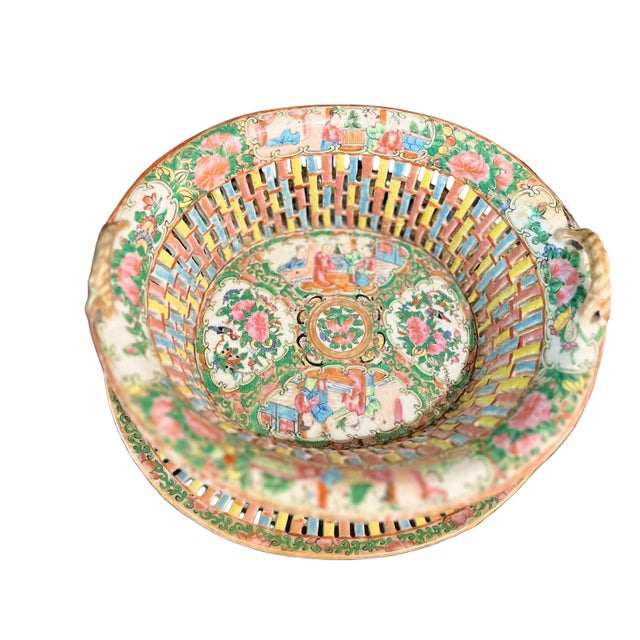 This Rose Medallion 19th Century Bowl and Plate is a great new addition to any Rose Medallions collectors collection.