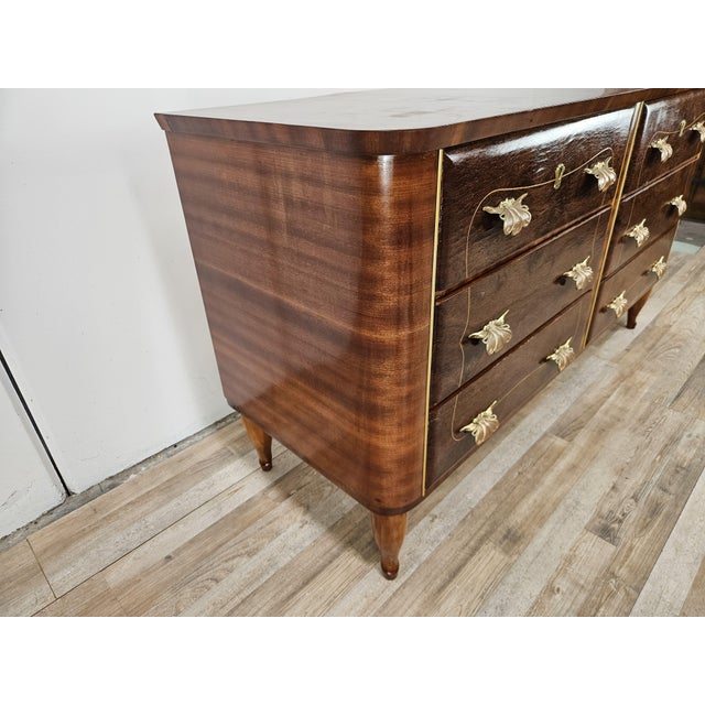 An elegant Italian chest of drawers dating back to the 1950s, characterized by a strong decorative presence and a refined...