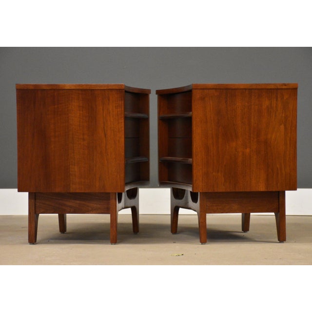 Young Manufacturing Walnut Mid Century Nightstands by Young Manufacturing - A Pair For Sale - Image 4 of 11