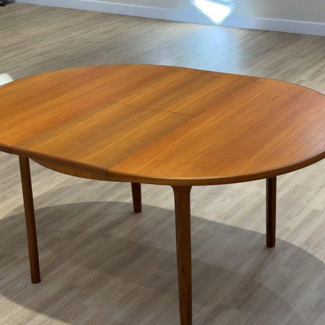 2000 - 2009 Mid-Century Dunvegan Extendable Teak Dining Table and Chairs by Tom Robertson for McIntosh, Set of 5 For Sale - Image 5 of 18