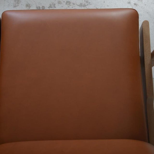 GE290 Three-Seater Sofa in Oak and Walnut by Hans Wegner, 1990s For Sale - Image 6 of 18