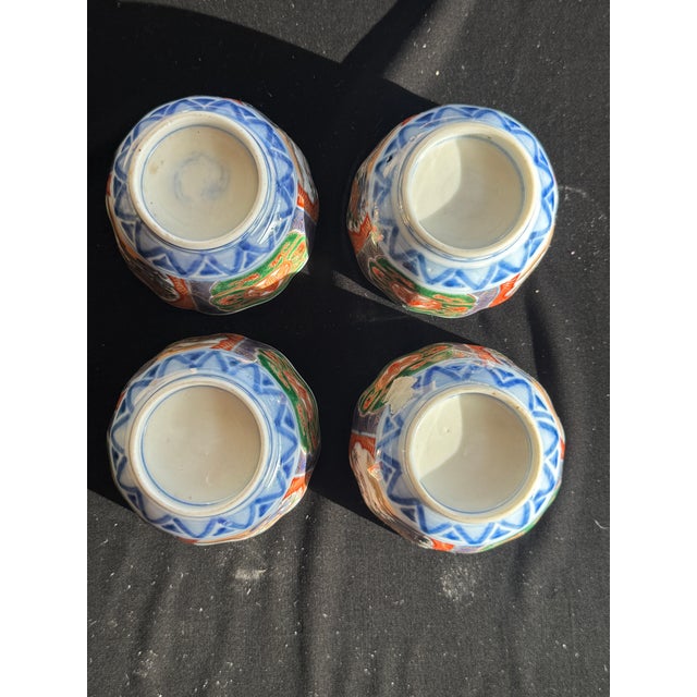 Antique Japanese Imari Porcelain Tea Cups Set of 4 Meiji Period Scalloped Rim For Sale In Palm Springs - Image 6 of 8