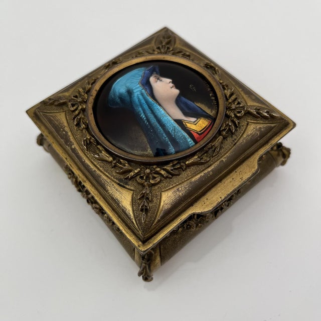 Gilt Bronze Box Portrait in Medallion attributed to De Mandre, France, 1900s For Sale - Image 12 of 18