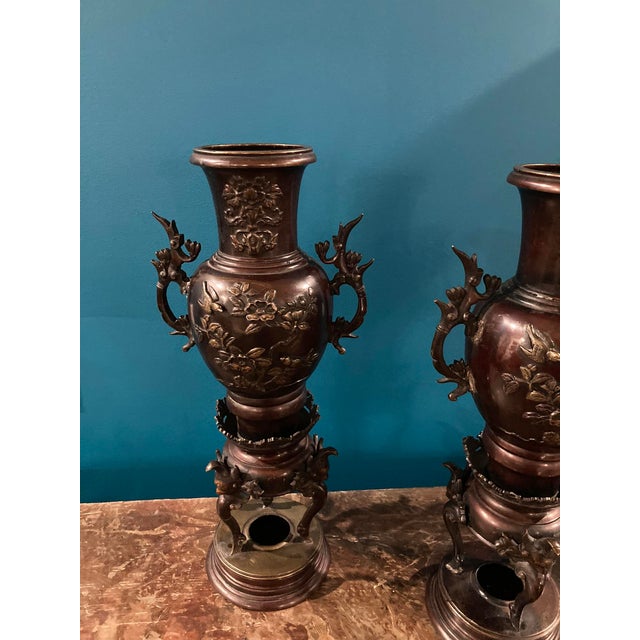 Important pair of Japanese patinated bronze vases urns from the Meïji period (1868 -1912) . Beautiful classic patina of...
