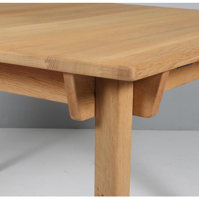 Dining Table in Oak with Extension Leaf. Getama by Hans J. Wegner for GETAMA, 1970s For Sale - Image 3 of 9