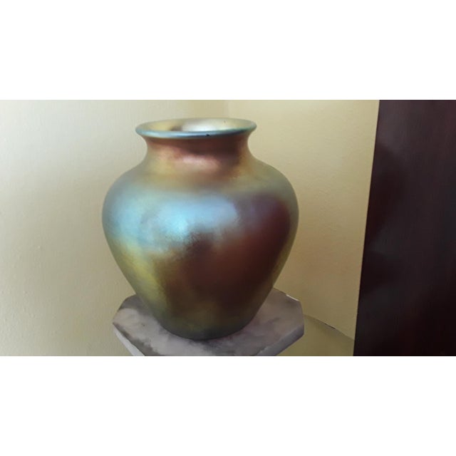 1910s C1910 Frederick Carder Era Steuben Glassworks Large Gold Aurene Art Glass Vase For Sale - Image 5 of 12