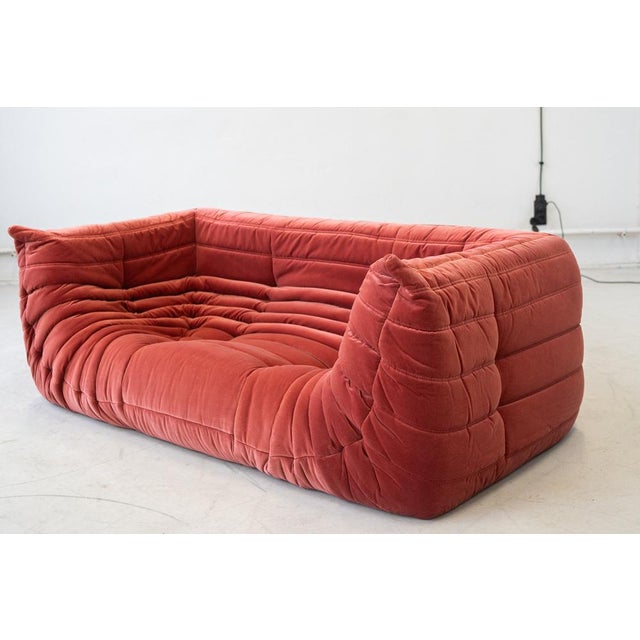 Vintage Two-Seat Togo Sofa with Arms in Burgundy Velvet by Michel Ducaroy for Ligne Roset, 1970s For Sale - Image 17 of 18