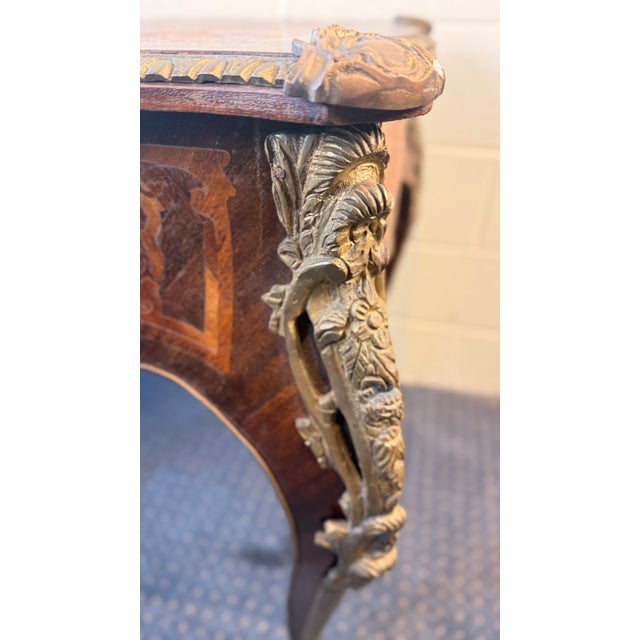 1940s Louis XV Style Inlaid Writing Desk With Ormolu Mounts & Marquetry Top (French Style Bureau Plat) For Sale - Image 11 of 18