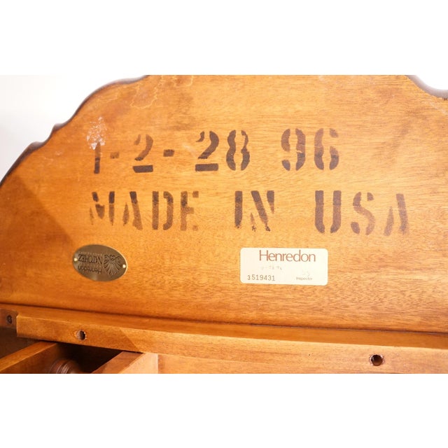 Henredon Furniture Historical Natchez Collection Solid Mahogany Traditional 29" Round Pie Crust Tilt-Top Accent End Table 1-2-28/96 For Sale - Image 11 of 14