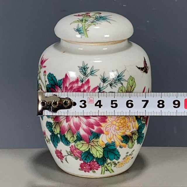 Late 20th Century Vintage Famille Rose Porcelain Tea Jar With Lid – Chrysanthemum Motif, "Wan Yu" Mark For Sale - Image 5 of 9