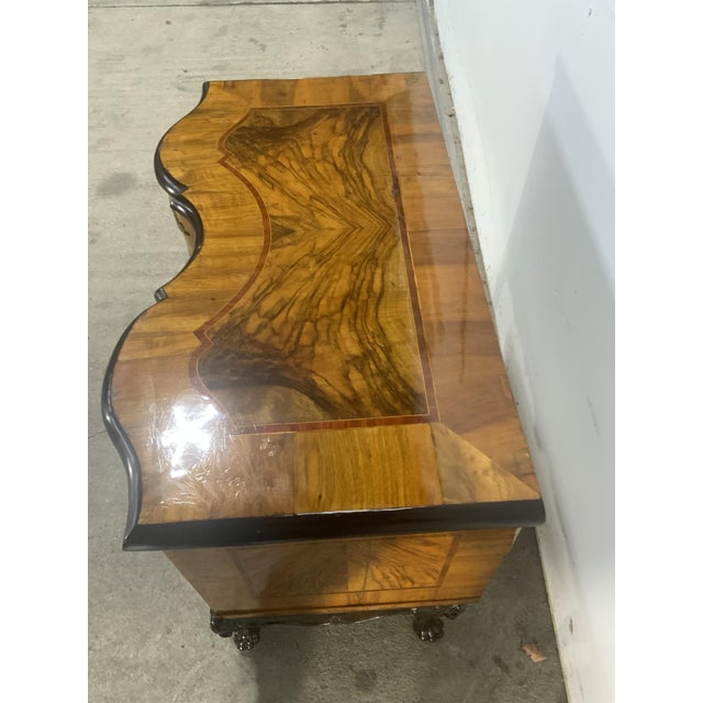 Baroque Chest of Drawers in Walnut, 1750s For Sale - Image 4 of 18