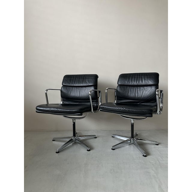 Mid-Century Modern EA 208 Soft Pad Black Leather Chairs by Charles & Ray Eames for Herman Miller, 1970, Set of 2 For Sale - Image 3 of 11