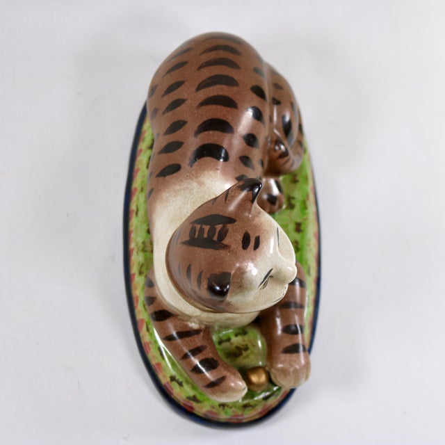 Vintage Staffordshire Recumbent Cat Mantle Statue Figurine Left Facing For Sale - Image 4 of 12