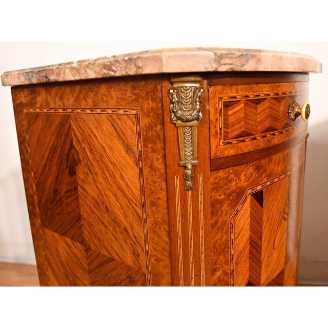 1900 Antique French Louis XV Walnut Inlay & Marble Top Pair Nightstands / Bedside Tables For Sale - Image 14 of 17