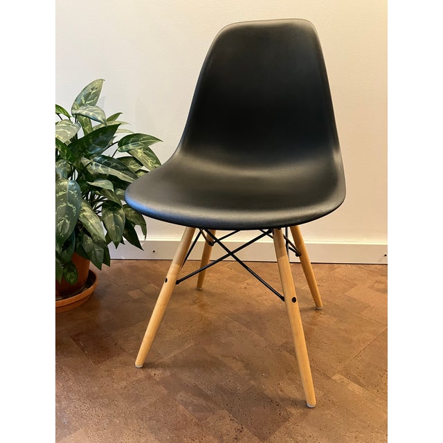 Herman Miller Set of 4 Herman Miller Eames DSW Molded Plastic Side Chairs - Black For Sale - Image 4 of 12