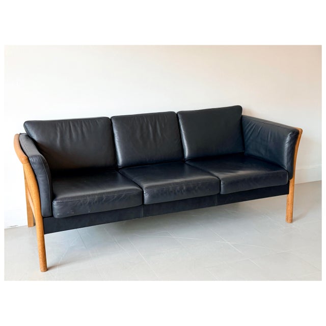 Mid-Century Modern Black Leather 3-Seater Sofa with Oak Frame attributed to Mogens Hansen for Stouby, Denmark, 1970s For Sale - Image 3 of 18