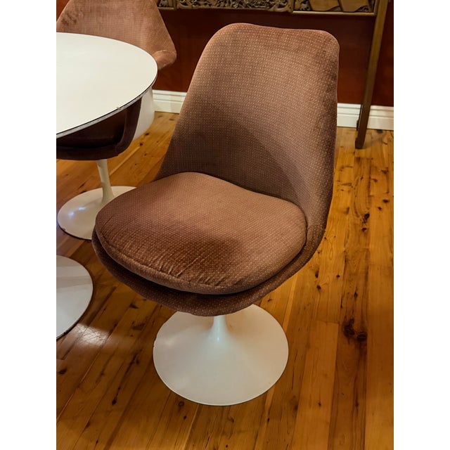 1960s Vintage Mid Century Eero Saarinen for Knoll Tulip Dining Table and 4 Swivel Chairs For Sale - Image 5 of 10