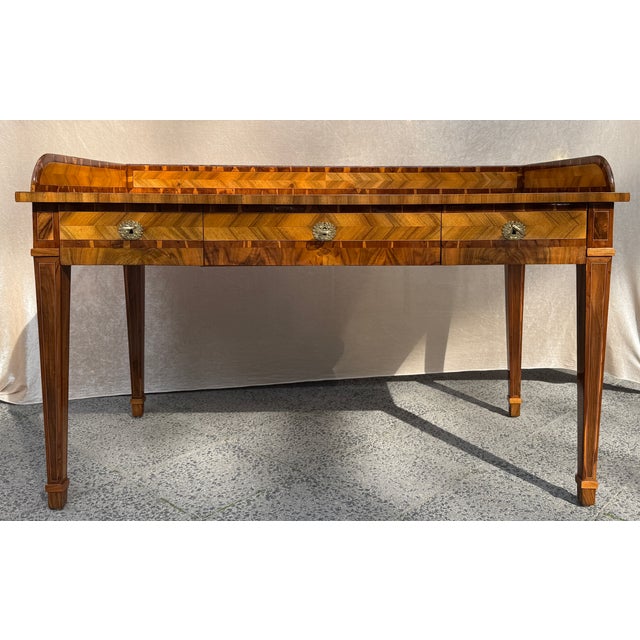 Antique Marquetry Writing Desk in Walnut and Exotic Veneers, 1700s, in Good conditions. Designed before 1890