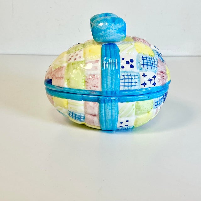 1970s Vintage Boho Chic Americana Folk Art Ceramic Easter Eggs Box, Quilt & Bow Design For Sale - Image 10 of 18