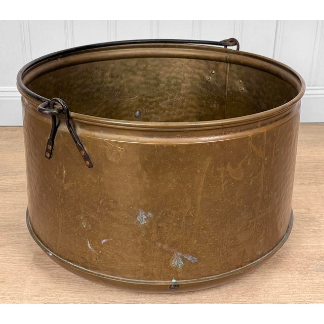 Early 20th Century Antique 18" Hammered Copper Pot Cauldron W/ Handle For Sale - Image 5 of 12