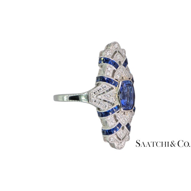 Art Deco Stunning 18k (750) White Gold - Natural VVS Diamond & Blue Sapphire: Ring For Sale - Image 3 of 10