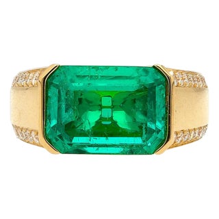 Agl Cert 5.21 Carat Colombian Emerald East-West 18k Gold Unisex Ring, Size 7.5 For Sale