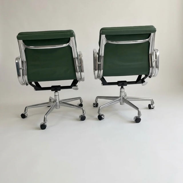 Herman Miller Herman Miller Eames Aluminum Group Soft Pad Management Chairs – Pair in Green Leather For Sale - Image 4 of 11