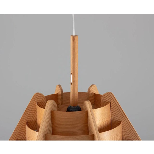 Scandinavian Pendant Lamps in Pine by Hans-Agne Jakobsson for Ellysett, 1960s, Set of 2 For Sale - Image 3 of 9