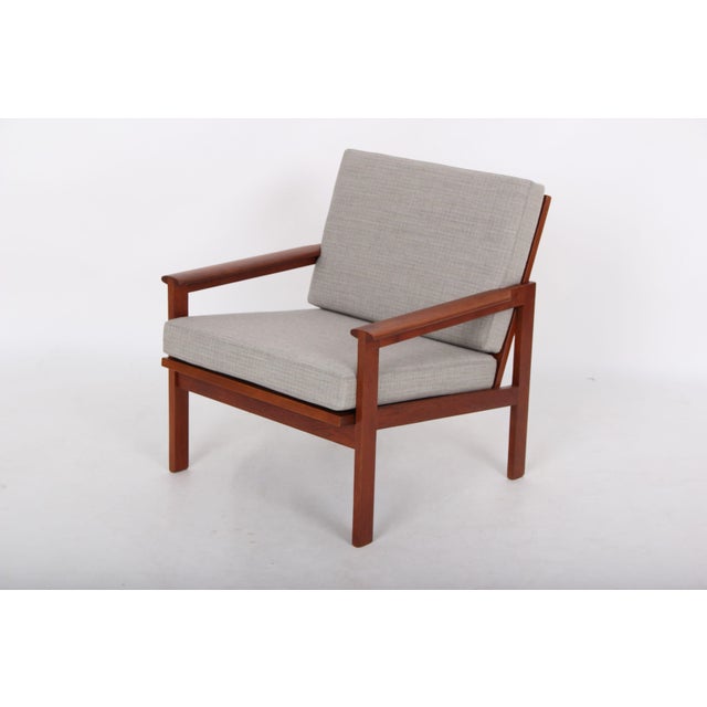 1 refurbished Capella armchair. Designed by Illum Wikkelsøe and manufactured by N. Eilersen. Shown here in solid, oil-...