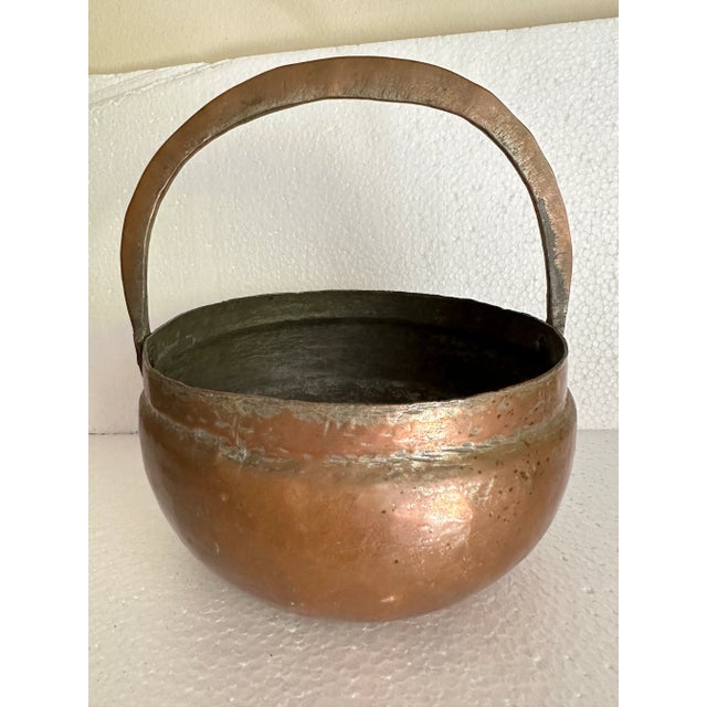 Rustic European Vintage 1900s Hammered Copper Bowl With Handle For Sale - Image 3 of 10