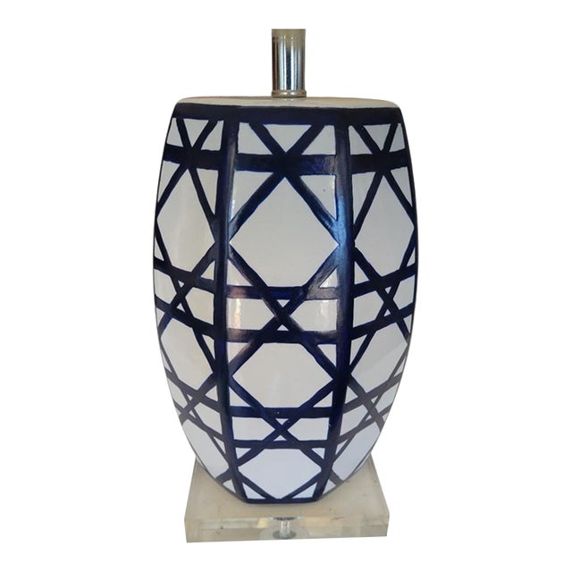 1990s Navy Blue White Crosshatch Palm Beach Regency Lucite Base Table Lamp For Sale