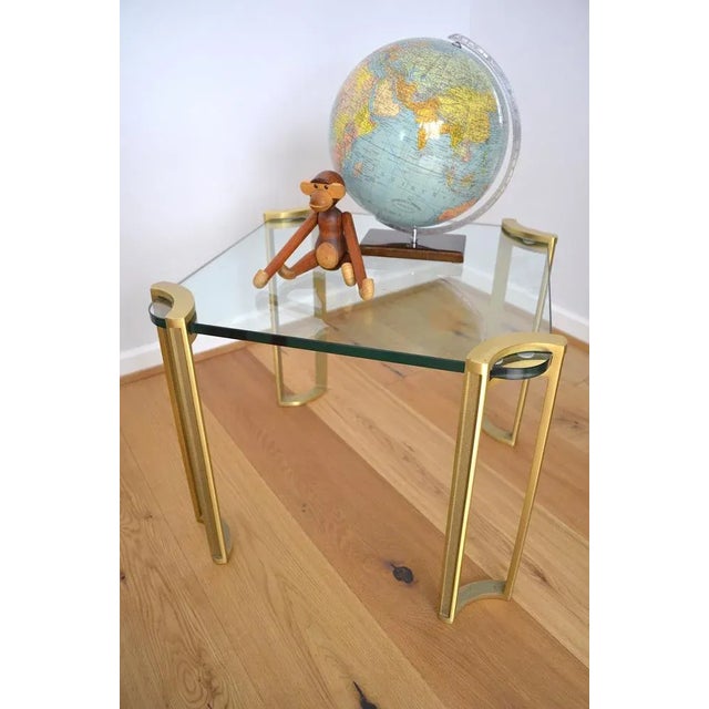 High -quality side table / coffee table made of brass with a 1.5 cm thick clear glass table top. The table dates from the...