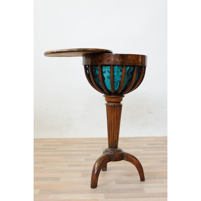 Goblet table in mahogany and walnut, very rare, supported by a curved tripod, central firedamp stem, round rotating top...