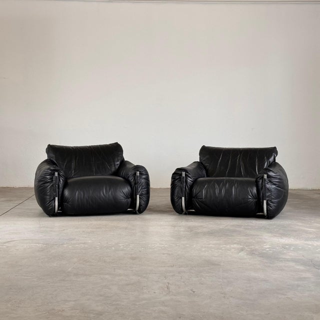 This pair of mid-century armchairs, designed by Giuseppe Munari for Poltrona Munari in the 1970s, embodies both style and...