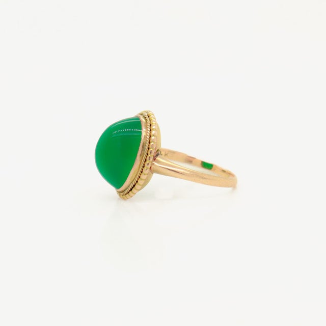 Early 20th Century Edwardian 14k Gold & Chrysoprase Sugarloaf Cabochon Ring For Sale - Image 5 of 12
