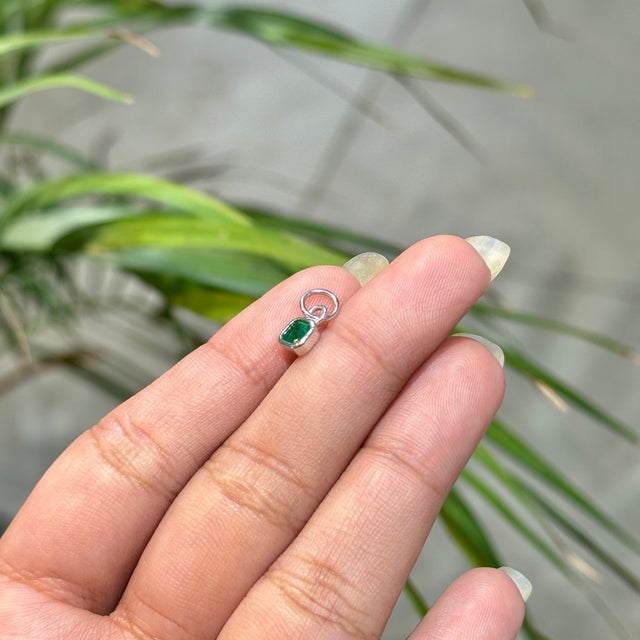 Square Cut Deep Emerald Bezel Set Green Charm Pendant in 18k White Gold For Sale In New York - Image 6 of 16