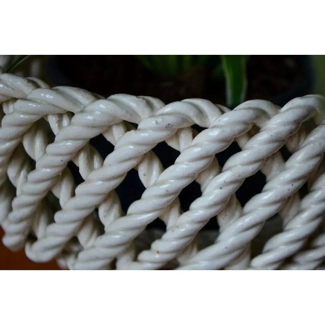 Charming and delicate, this cut is made of braided and openwork earthenware. Ceramics are worked as a cord for an...