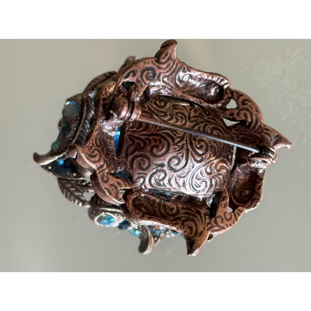 Victorian 1970s Hollywood Regency Brooch With Tanzanite Rhinestones For Sale - Image 3 of 8
