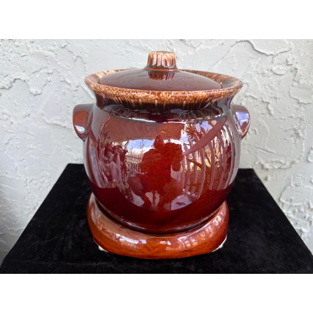 American Vintage Hull Oven Proof Brown Drip Bean Pot With Lid & Original Serving Stand – Mid-Century American Pottery For Sale - Image 3 of 10