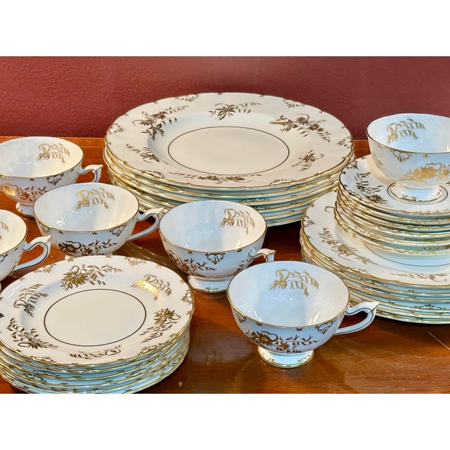 English Royal Crown Derby “Marquis” A1222 Bone China Service for Six – 30 Pieces – Beaufort Shape, England (1958–1964) For Sale - Image 3 of 12